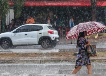 09h30 Brasileiros entram em alerta para “catástrofe” com ventos de até 100 km/h e chuva de granizo
