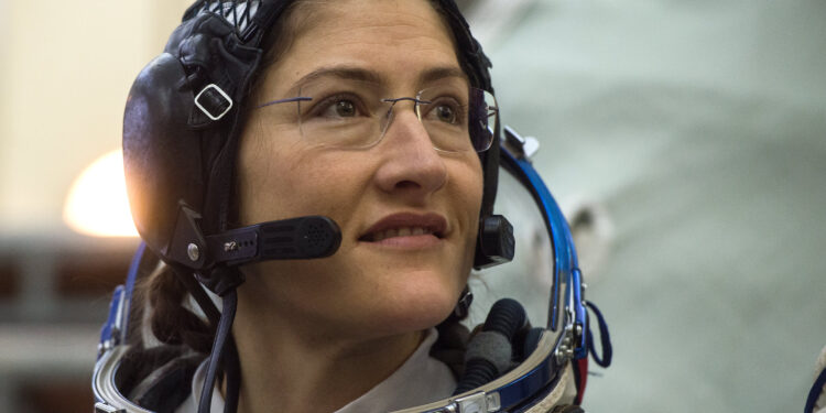 Quem é Christina Koch, a primeira astronauta mulher a participar de uma missão à Lua