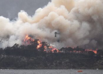 Devido a temperatura e ventos fortes, bombeiros pedem para que moradores deixem as suas casas neste país