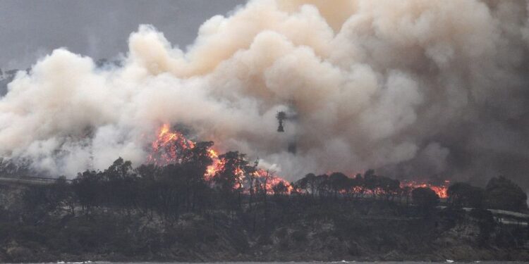 Devido a temperatura e ventos fortes, bombeiros pedem para que moradores deixem as suas casas neste país