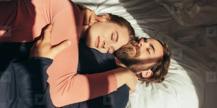 Dormir abraçado ao parceiro: especialistas alertam que é a pior coisa que você pode fazer
