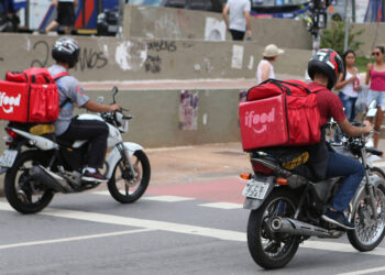 Acabou a treta: nova lei decide de vez se entregador deve ou não subir até o apartamento