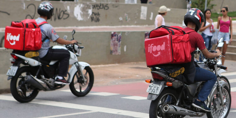 Acabou a treta: nova lei decide de vez se entregador deve ou não subir até o apartamento