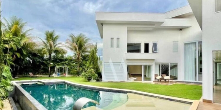 Mansão de R$ 50 milhões do “melhor cantor do Brasil” tem 15 mil m² e luxo de sobra