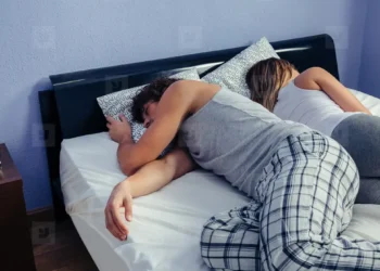 O que significa quando o seu parceiro lhe dá as costas ao dormir, segundo a psicologia