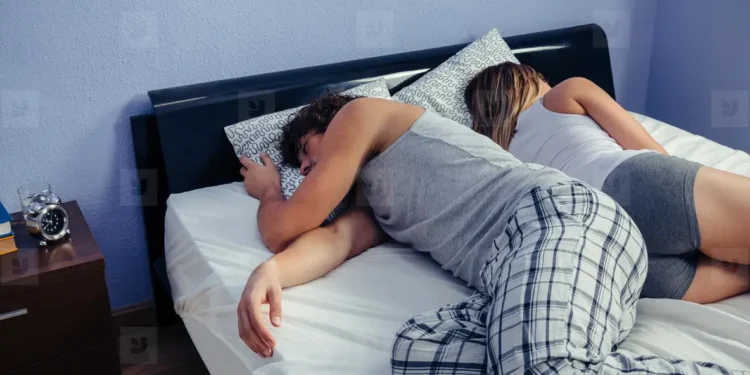 O que significa quando o seu parceiro lhe dá as costas ao dormir, segundo a psicologia