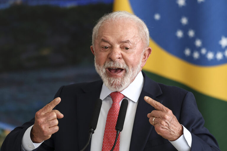 Para metade dos brasileiros, Lula não merece