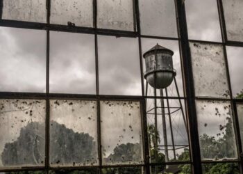 No meio da Amazônia, existe uma cidade abandonada que virou sinônimo de assombração