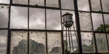 No meio da Amazônia, existe uma cidade abandonada que virou sinônimo de assombração