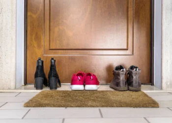 Você tira o sapato ao chegar em casa? A ciência tem algo importante a dizer