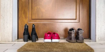 Você tira o sapato ao chegar em casa? A ciência tem algo importante a dizer