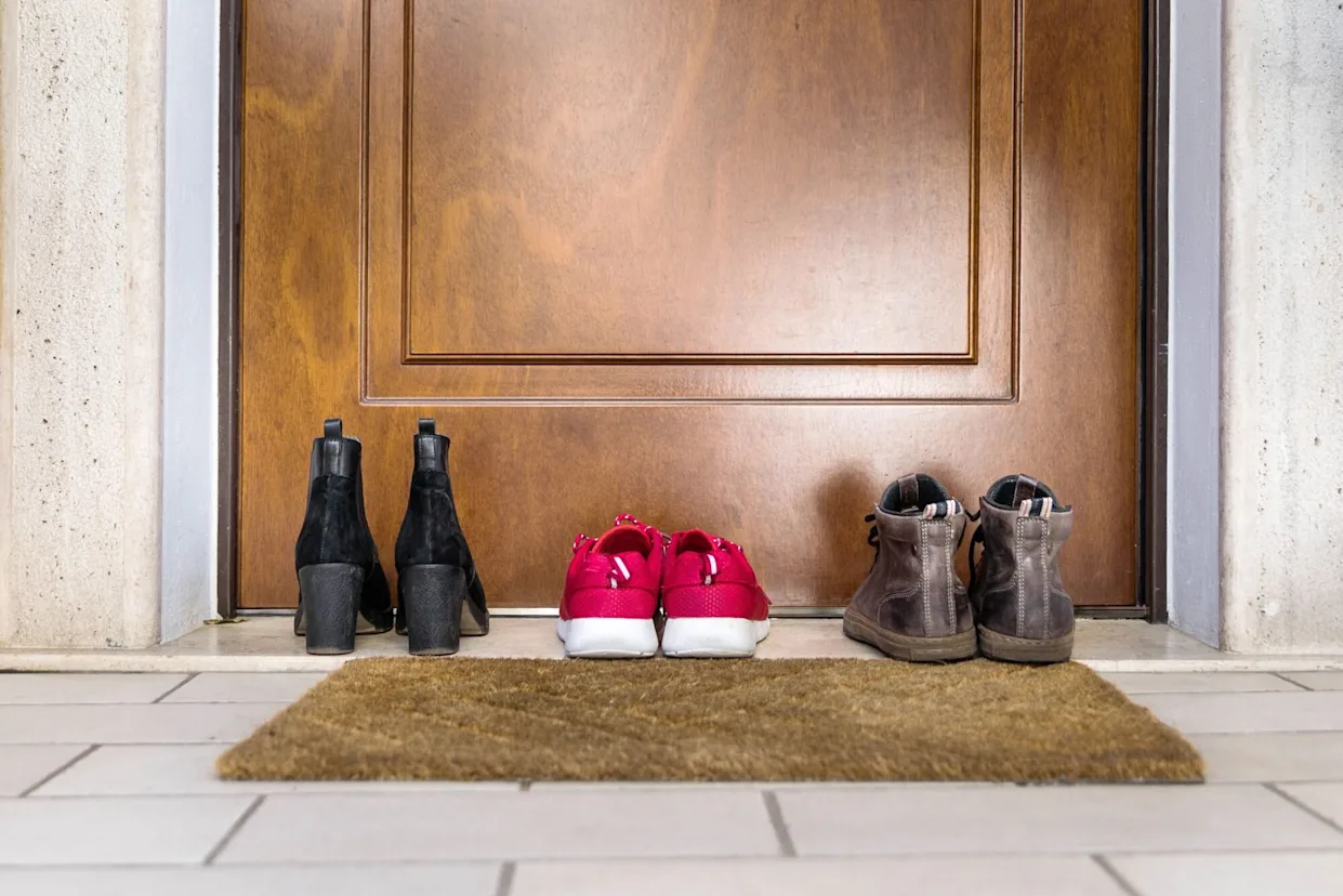 Você tira o sapato ao chegar em casa? A ciência tem algo importante a dizer