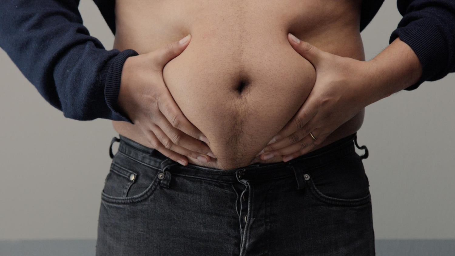 Os 5 hábitos que especialistas recomendam para evitar o inchaço na barriga ao final do dia