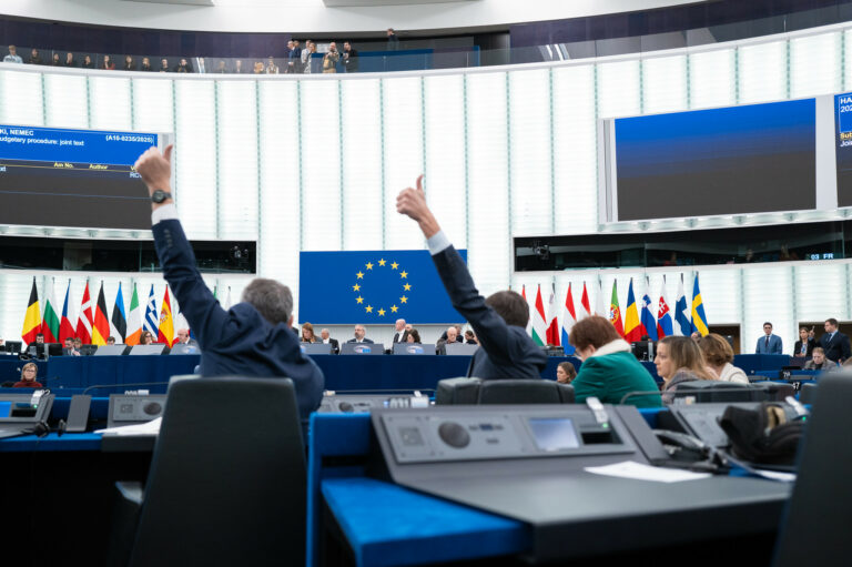 Parlamento Europeu decide congelar acordo comercial com EUA