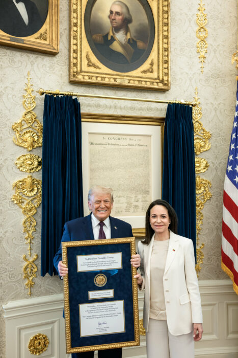 Donald Trump e Maria Corina Machado posam com a medalha do Nobel da Paz