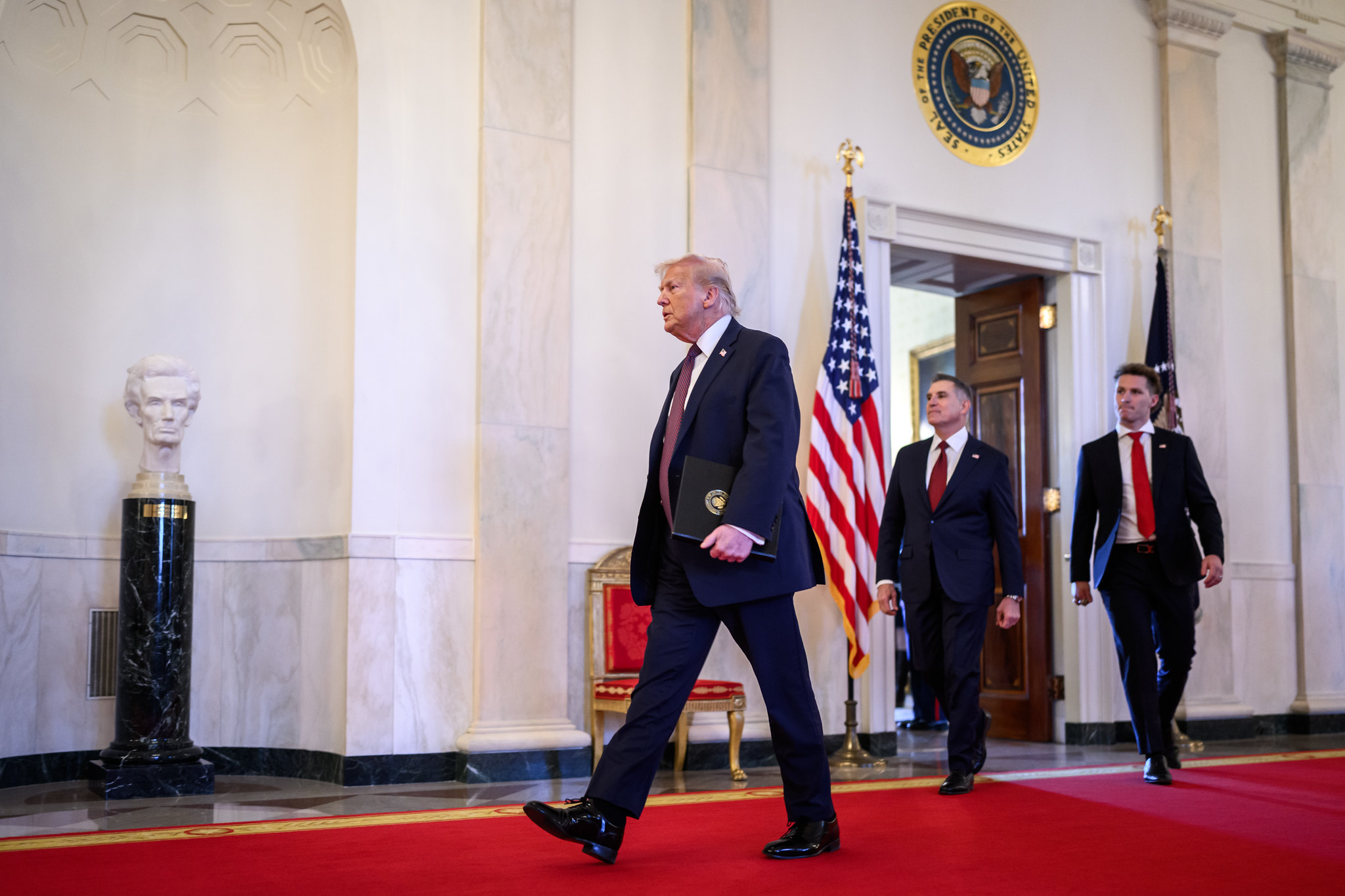 Por que Trump não se sente mais obrigado "a pensar apenas em paz"?