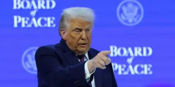 Após invasão à Venezuela, Trump agora está enviando uma frota ainda maior para outro país