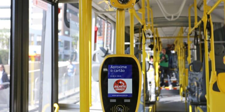 Esqueça o dinheiro: por ordem do governo, ônibus passam a aceitar nova forma de pagamento