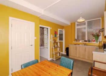 Essa casa parece comum na rua, mas seu interior excêntrico vale R$ 48 milhões