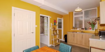 Essa casa parece comum na rua, mas seu interior excêntrico vale R$ 48 milhões
