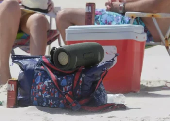 Quem ousar levar caixa de som à praia agora pode tomar multa de mais de R$ 2.000,00