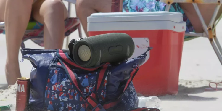 Quem ousar levar caixa de som à praia agora pode tomar multa de mais de R$ 2.000,00