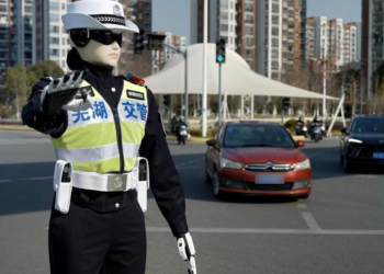 IA assume as ruas: robôs começam a multar quem estacionar errado neste país