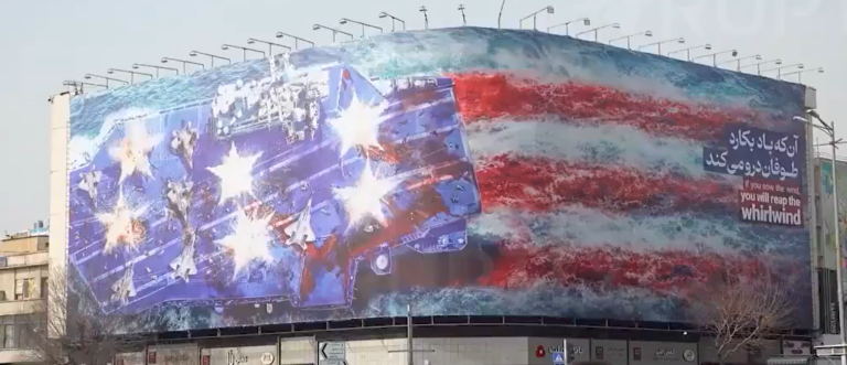 Irã exibe outdoor no centro de Teerã com porta-aviões americano destruído