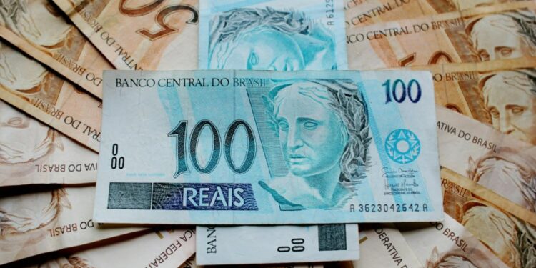 Aposentados podem receber valores de um montante de R$ 2,1 milhões direto na conta do banco