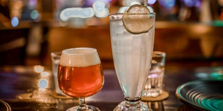 O que diz a lei sobre bares e restaurantes que cobram consumação mínima no Carnaval?