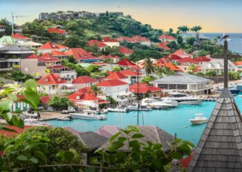 Ilha do Caribe com praias paradisíacas virou estacionamento de super-iates e refúgio de bilionários