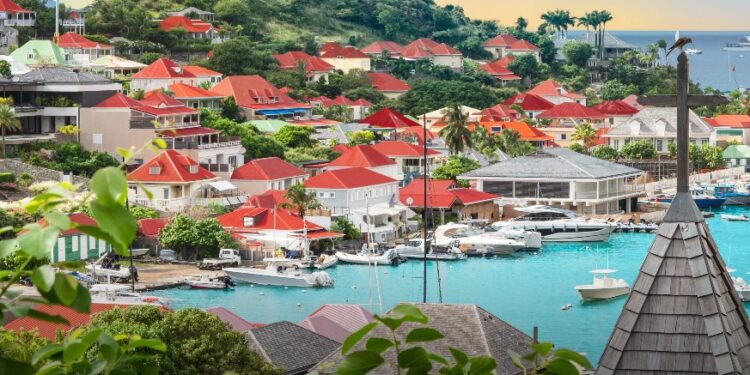 Ilha do Caribe com praias paradisíacas virou estacionamento de super-iates e refúgio de bilionários