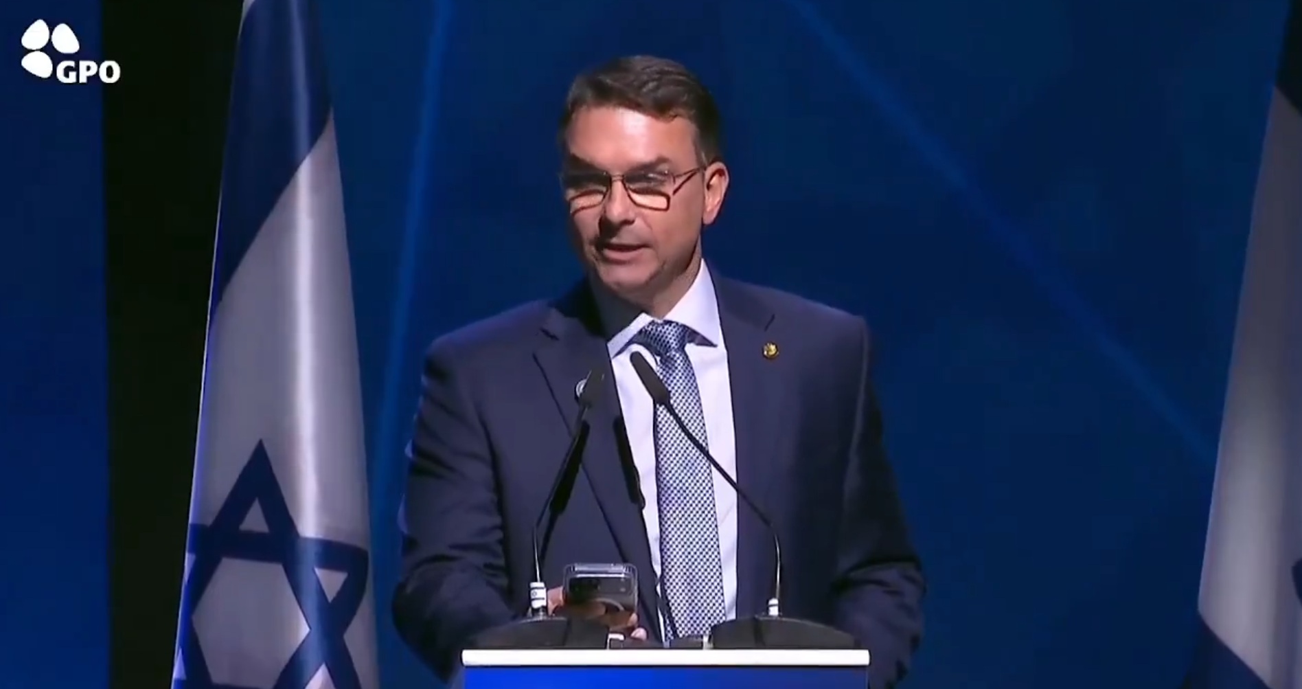 "Lula é antissemita", diz Flávio em evento em Israel