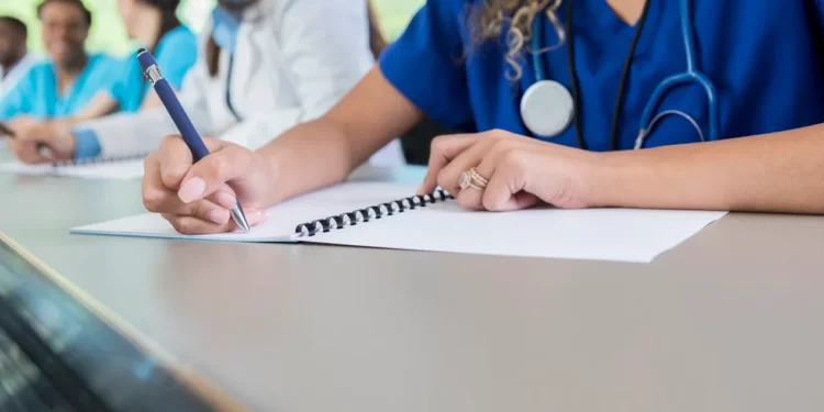 Estudantes de medicina precisam ficar atentos a novo comunicado do MEC