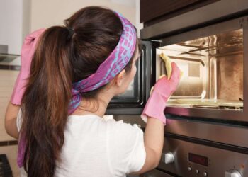 Como limpar a porta do micro-ondas e remover as manchas com dois ingredientes