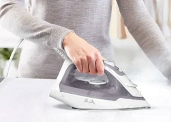 Colocar sal no ferro de passar: por que recomendam e para que serve