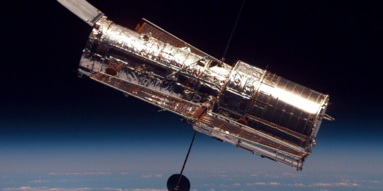 Após mais de 30 anos em órbita, NASA confirma quando “gigante” do espaço vai cair na Terra