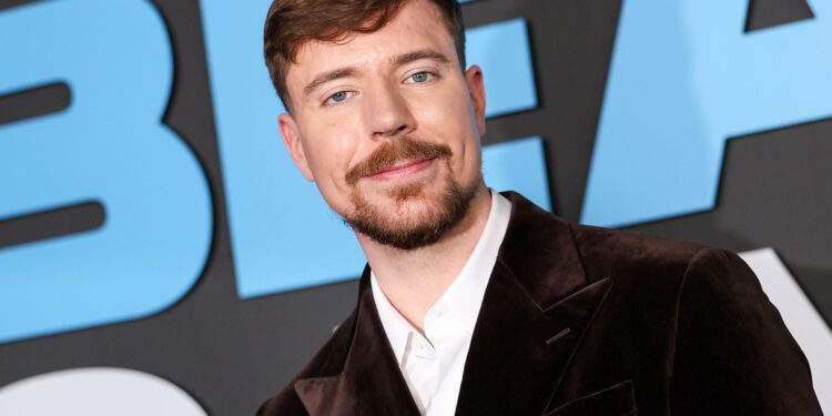 Apesar da fortuna de R$ 10 bilhões, MrBeast precisa pegar dinheiro emprestado e não tem saldo para comprar um McDonald's