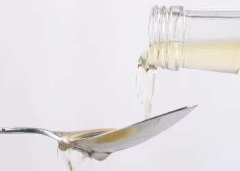 Por que recomendam colocar vinagre branco no tambor da máquina de lavar