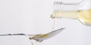 Por que recomendam colocar vinagre branco no tambor da máquina de lavar