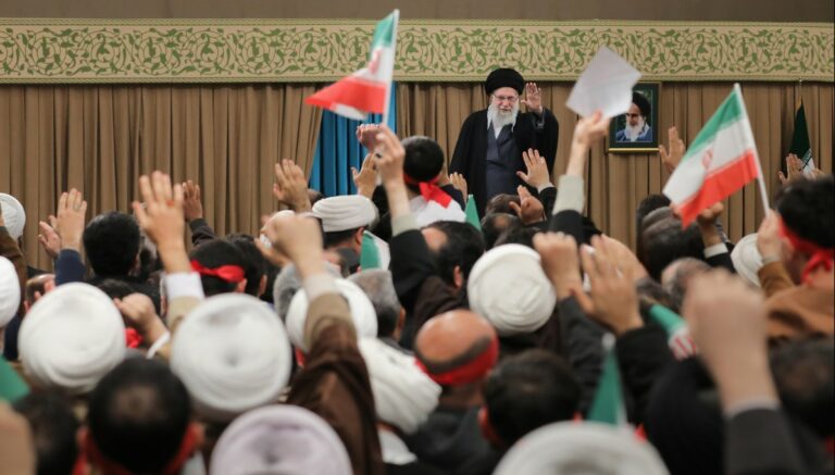 Como as ditaduras morrem