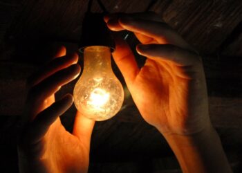 Acabou a luz em casa? Veja o que diz a lei sobre seus direitos