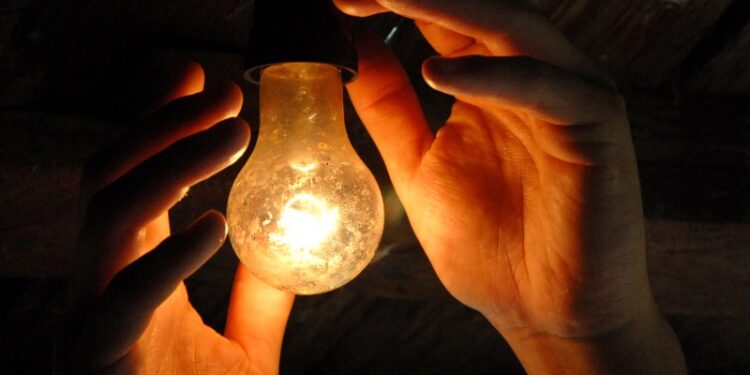 Acabou a luz em casa? Veja o que diz a lei sobre seus direitos