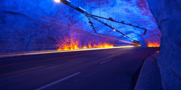 Com 24,5 km, túnel com recorde mundial deixa veículos na "escuridão" por quase meia hora