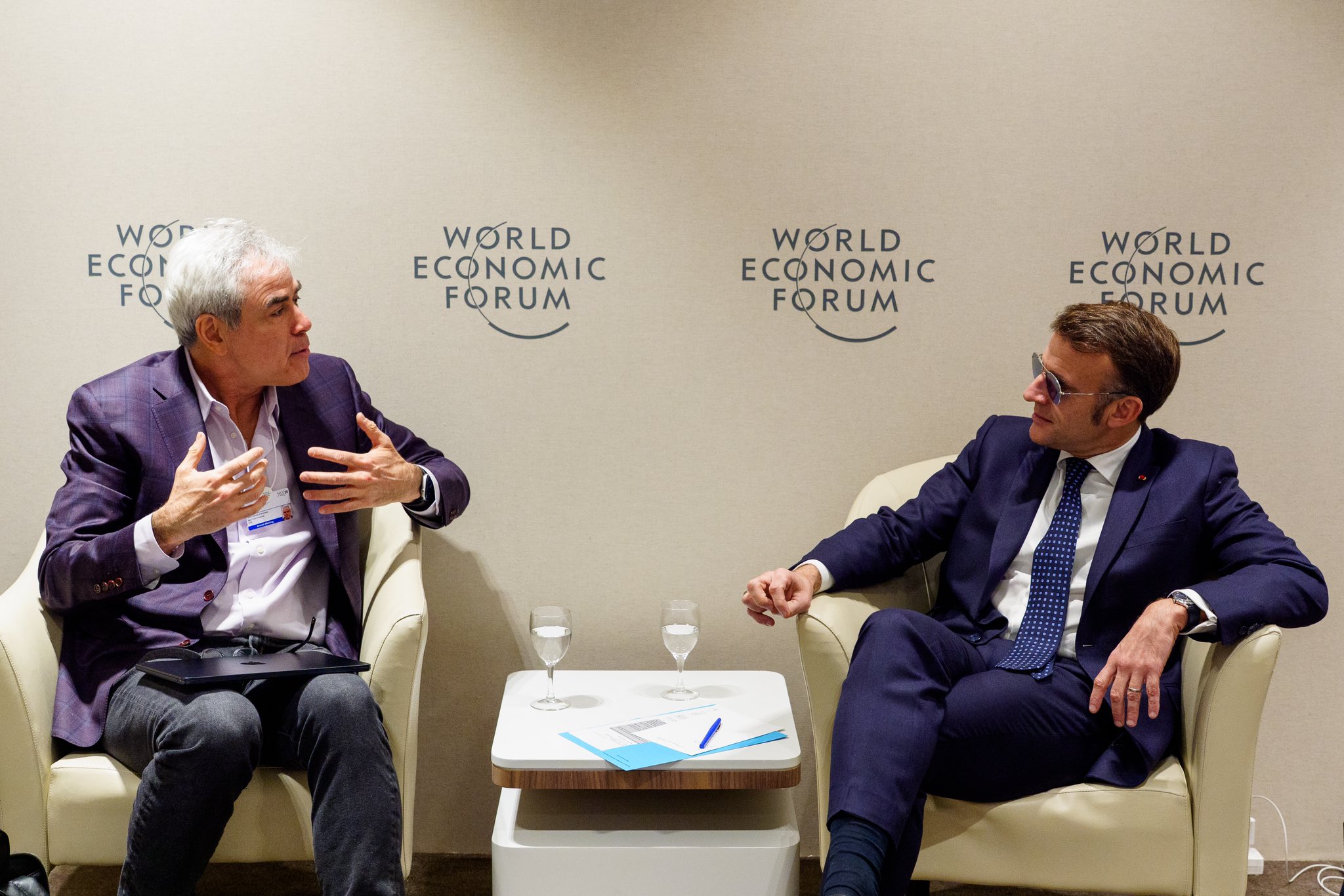 Os óculos escuros de Macron em Davos