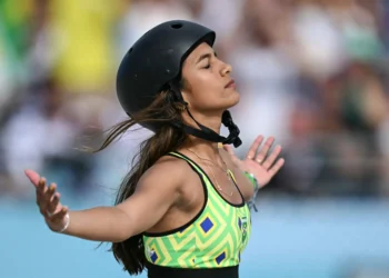 Brasileira tem só 18 anos, mas já foi eleita a melhor do mundo 3x e acumula fortuna de R$ 90 milhões