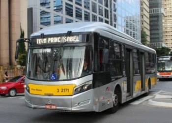 Segure a respiração e veja quanto a passagem de ônibus vai pesar no seu bolso em 2026