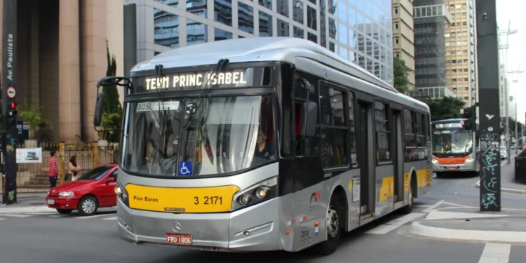 Segure a respiração e veja quanto a passagem de ônibus vai pesar no seu bolso em 2026