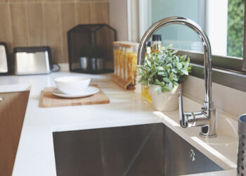 Pare de jogar isso no ralo da pia imediatamente