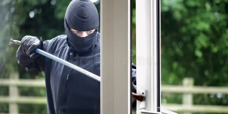 O que a maioria das pessoas esquece ao deixar a casa sozinha: é o passo que mais atrai ladrões